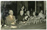 Fotografia de Américo Tomás acompanhado por António Augusto Peixoto Correia e por César Moreira Batista no restaurante Folclore, por ocasião de um almoço oferecido por José Manuel Martins