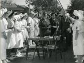Fotografia de Gertrudes Rodrigues Tomás, esposa de Américo Tomás, no hospital em Lourenço Marques, por ocasião da visita de estado efetuada a Moçambique