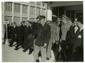 Fotografia de Dwight D. Eisenhower no Aeroporto da Portela, em Lisboa, de regresso aos Estados Unidos da América após a sua participação numa reunião da Organização do Tratado do Atlântico Norte (OTAN-NATO)