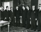Fotografia de Américo Tomás no Palácio Nacional de Belém, recebendo em audiência a comissão de representantes da Casa da Imprensa para agradecer a presença do chefe do Estado final da Taça de Ouro da Imprensa