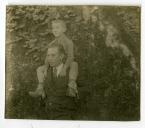 Fotografia de Américo Tomás com o filho de uma das irmãs de Gertrudes Ribeiro da Costa, durante uma visita à vila de Sintra.