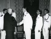 Fotografia de Américo Tomás no Palácio de Belém, recebendo em audiência os comandante dos navios que participaram na Regata Lisboa Bermudas