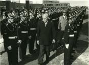 Fotografia de Américo Tomás passando revista a um batalhão de bombeiros na Feira das Indústrias durante a inauguração do II Congresso Internacional do Fogo