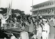 Fotografia de Américo Tomás à cegada ao Liceu António Enes em Lourenço Marques, por ocasião da visita de estado efetuada a Moçambique