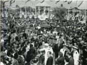 Fotografia de Américo Tomás na cidade de João Belo, atualmente designada Xai-Xai, acompanhado pelo por António Augusto Peixoto Correia, saudando a população por ocasião da visita de estado efetuada a Moçambique