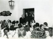 Fotografia de Américo Tomás, ao lado de Óscar Carmona, por ocasião da visita do Chefe do Estado à Colónia Balnear Infantil “Dr. Teotónio Pereira”, em Santo Amaro de Oeiras