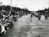 Fotografia do cortejo automóvel, por ocasião da visita efetuada pelo por Américo Tomás a Moçambique