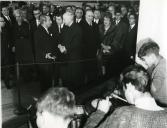 Fotografia de Américo Tomás, acompanhado por Quintanilha e Mendonça Dias, na Feira das Indústrias, presidindo à inauguração do 2.º salão de Antiguidades