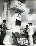 Fotografia de Américo Tomás inaugurando uma estátua de homenagem ao capitão-mor de Macuana, Neutel de Abreu, por ocasião da visita de estado efetuada a Moçambique