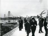 Fotografia de Américo Tomás, acompanhado por Eduardo de Arantes e Oliveira, visitando as obras da Ponte Salazar, atualmente denominada Ponte 25 de Abril