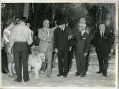 Fotografia de Américo Tomás por ocasião da visita à Exposição Canina do Estoril