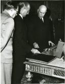 Fotografia de Américo Tomás no Palácio Nacional de Belém, presidindo à cerimónia de entrega ao Museu Militar de uma espada e de fotocópias de cartas do capitão Santiago de Carvalho