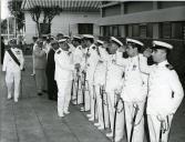 Fotografia de Américo Tomás na cerimónia de apresentação de oficiais do Comando Naval de Lourenço Marques, por ocasião da visita de estado efetuada a Moçambique