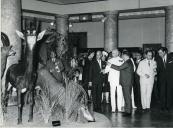 Fotografia de Américo Tomás, acompanhado por Gertrudes Rodrigues Tomás e por António Augusto Peixoto Correia, visitando o Museu Álvaro de Castro cidade de Maputo, por ocasião da visita de estado efetuada a Moçambique