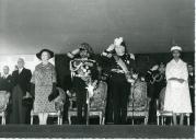 Fotografia de Américo Tomás, Gertrudes da Costa Ribeiro Tomás, António Oliveira Salazar, Hailé Salassié I e Aida Desta, por ocasião da sua visita de Estado a Portugal, na Tribuna do Terreiro do Paço, em Lisboa.