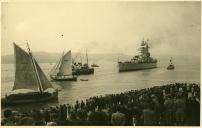 Fotografia dos populares junto ao cais da Gare Marítima de Alcântara, em Lisboa, assistindo à cerimónia da largada do navio “Nelson”, de visita a Portugal