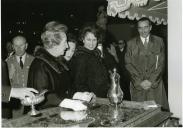 Fotografia de Américo Tomás, acompanhado por Gertrudes Rodrigues Tomás e pela filha Maria Natália, na Feira das Indústrias, presidindo à inauguração do 2.º Salão de Antiguidades