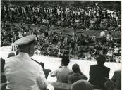 Fotografia de Américo Tomás em Quissico, assistindo a um evento por ocasião da visita de estado efetuada a Moçambique