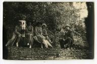 Fotografia de Gertrudes Ribeiro da Costa com um grupo de familiares e amigos.
