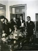 Fotografia de Américo Tomás, acompanhado por Gertrudes Rodrigues Tomás, por Eduardo de Arantes e Oliveira e por José Henrique de Azeredo Perdigão, no palácio do Marquês de Pombal, em Oeiras, por ocasião da inauguração do Museu Calouste Gulbenkian