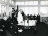 Fotografia de Américo Tomás, acompanhado por António Augusto Peixoto Correia, Moisés Alves de Pinho e Silvino Silvério Marques, discursando em Luanda, por ocasião de uma paragem de três dias em Angola, durante o regresso da visita de estado efetuada a Moçambique