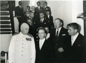 Fotografia de Tomás, acompanhado por Eduardo de Arantes e Oliveira, inaugurando a Pousada de São Teotónio durante a visita a Valença do Minho