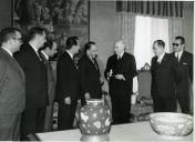 Fotografia de Américo Tomás no Palácio de Belém, recebendo em audiência a direção da Casa de Imprensa do Sport Lisboa e Benfica e do Sporting Clube de Portugal