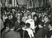 Fotografia de Américo Tomás acompanhado por Gertrudes Rodrigues Tomás e por António Augusto Peixoto Correia no Instituto João de Deus na vila de Namaacha, por ocasião da visita de estado efetuada a Moçambique