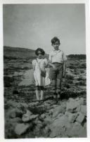 Fotografia de duas crianças, familiares de Américo Tomás, durante um passeio à Praia do Magoito, em Sintra