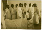Fotografia de Sidónio Pais visitando doentes com tifo num hospital no Porto