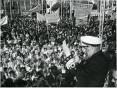 Fotografia de Américo Tomás saudando a população, por ocasião da visita oficial realizada ao distrito de Viseu