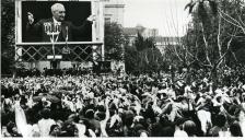 Fotografia da multidão, por ocasião da comemmoração do 70º aniversário de António Oleiveira Salazar.
