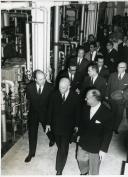 Fotografia de Américo Tomás, acompanhado por José João Gonçalves de Proença, no Carregado, presidindo à inauguração da Companhia Industrial Produtora de Antibióticos 