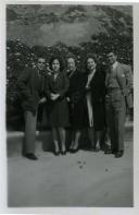 Fotografia de Gertrudes Tomás com as filhas Maria Natália e Maria Madalena, familiares e amigos na Praia de Santa Cruz, em Torres Vedras