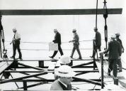 Fotografia de Américo Tomás, acompanhado por Eduardo de Arantes e Oliveira, visitando as obras na torre norte da Ponte Salazar, atualmente denominada Ponte 25 de Abril
