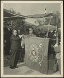 Fotografia de Francisco da Costa Gomes, em Lisboa, assistindo à cerimónia de condecoração da bandeira do Batalhão de Caçadores nº 5