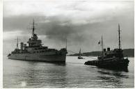 Fotografia do navio de guerra “Argentina” sendo rebocado para a Gare Marítima de Alcântara