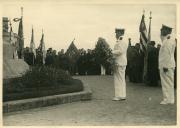 Fotografia de Américo Tomás no Monumento a José Rodrigues Maio (Cego do Maio), na Póvoa de Varzim