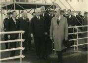 Fotografia de Américo Tomás, acompanhado por Quintanilha e Mendonça Dias, visitando o navio atómico NS Savannah