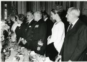 Fotografia de Américo Tomás, acompanhado por Gertrudes Rodrigues Tomás e por António de Oliveira Salazar, no Palácio  de Queluz, durante o banquete oferecido a Rainier III e a Grace Kelly, por ocasião da visita de estado efetuada a Portugal