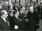 Fotografia de Américo Tomás por ocasião da visita efetuada à associação de assistência União dos Inválidos de Guerra