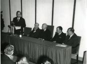 Fotografia de Américo Tomás, acompanhado por Quintanilha e Mendonça Dias e por José João Gonçalves de Proença, na Feira das Indústrias, presidindo à sessão inaugural do I Colóquio sobre Transportes