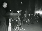 Fotografia do Presidente da República Américo Tomás, acompanhado por César Moreira Batista, na Aula Magna da Reitoria da Universidade de Lisboa, presidindo à inauguração do X Congresso Internacional de Fotogrametria
