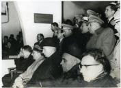 Fotografia de Américo Tomás, acompanhado por Alfredo Rodrigues dos Santos Júnior, no Estádio das Antas, assistindo a um jogo de futebol entre Portugal e Espanha 