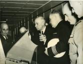 Fotografia de Américo Tomás acompanhado por várias individualidades civis e da Marinha passeando a bordo do paquete francês "France"