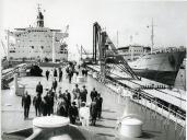 Fotografia de Américo Tomás por ocasião da visita oficial a bordo do navio-tanque "Jeci", pertencente à Sociedade Portuguesa de Navios Tanques, SA