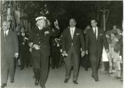 Fotografia de Américo Tomás, acompanhado por Alfredo Rodrigues dos Santos Júnior, por ocasião da visita oficial realizada ao distrito de Viseu
