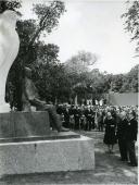 Fotografia de Américo Tomás, acompanhado por José Henrique de Azeredo Perdigão, por ocasião da cerimónia de inauguração da estátua de Calouste Gulbenkian no jardim da Fundação