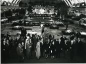 Fotografia de Américo Tomás acompanhado por Gertrudes Rodrigues Tomás na Feira das Industrias assistindo à inauguração da exposição de floricultura