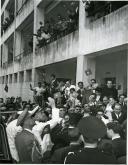 Fotografia de Américo Tomás saudando a população por ocasião da visita oficial efetuada ao distrito da Guarda, entre o dia 30 de maio e o dia 2 de junho de 1964